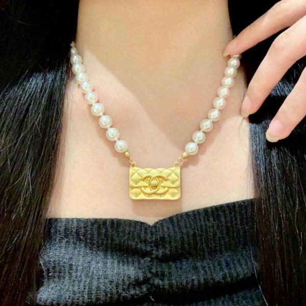 Collana vintage con lettera Chanel (D54HW)