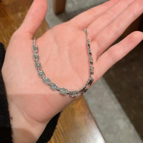 Collana vintage con lettera Chanel (KJ9GV)
