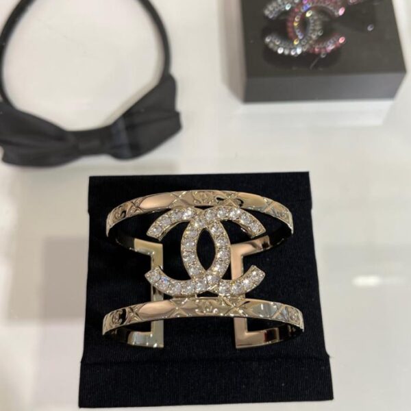 replica,repliche,fake,1:1,earrings,bracelet,ring,jewelry Versione top Chanel 25P nuovo bracciale aperto cavo con motivo a doppia C in oro pieno di diamanti (5V3J9)