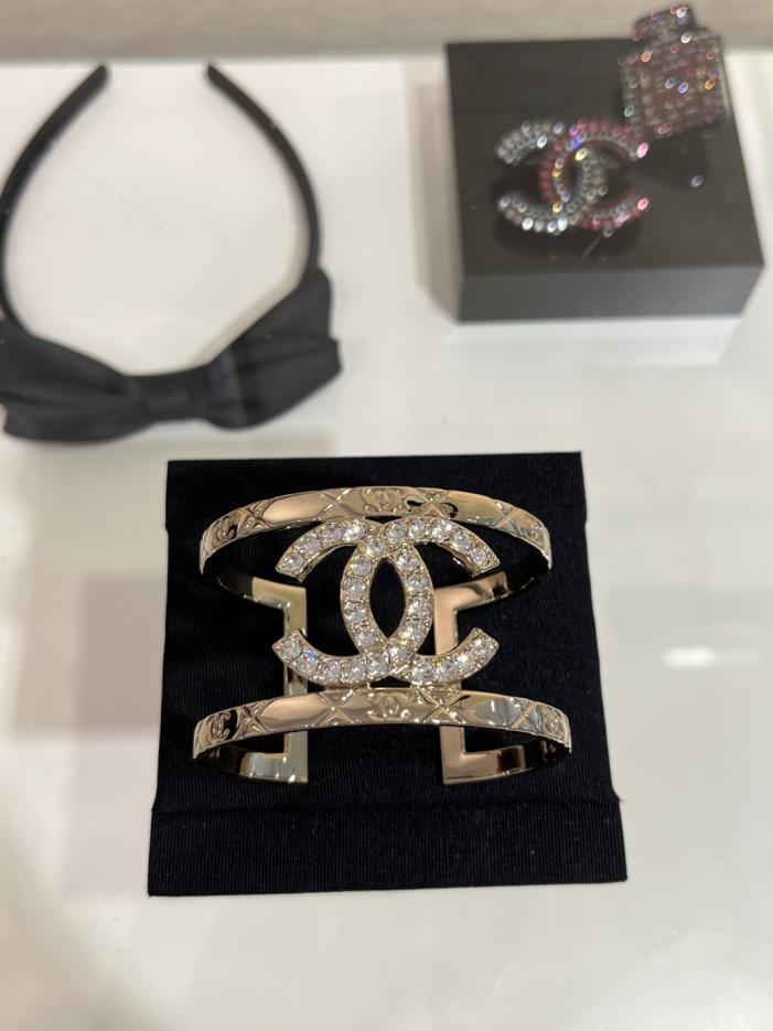 replica,repliche,fake,1:1,earrings,bracelet,ring,jewelry Versione top Chanel 25P nuovo bracciale aperto cavo con motivo a doppia C in oro pieno di diamanti (5V3J9) replica,repliche,fake,1:1,earrings,bracelet,ring,jewelry Versione top Chanel 25P nuovo bracciale aperto cavo con motivo a doppia C in oro pieno di diamanti (5V3J9)