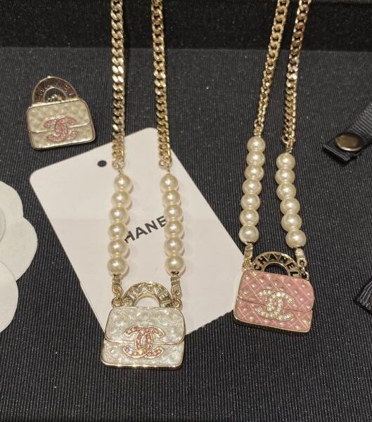 replica,repliche,fake,1:1,earrings,bracelet,ring,jewelry Collana Chanel con borsa in smalto, diamanti e perle CF (4OHJ7)