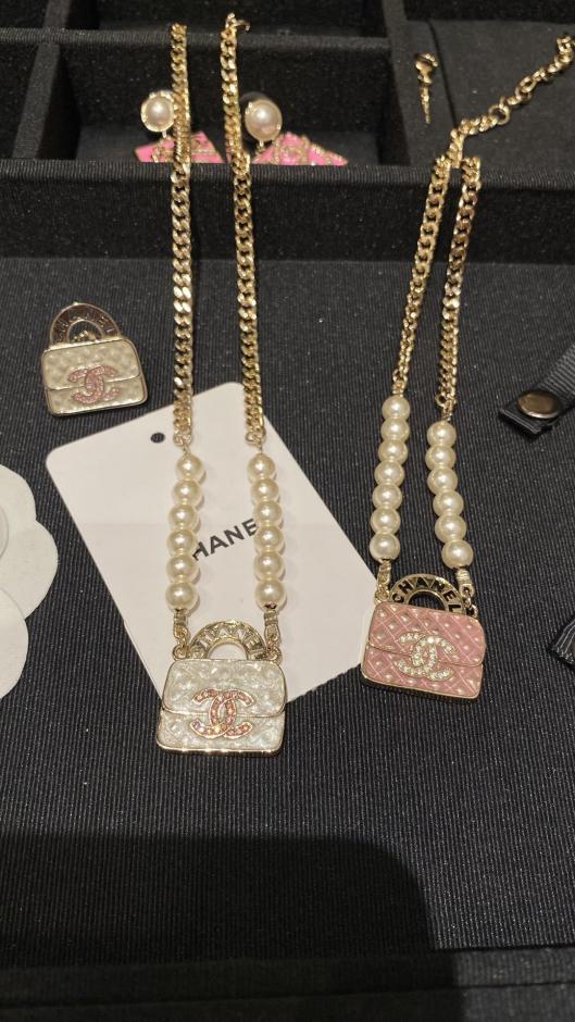 replica,repliche,fake,1:1,earrings,bracelet,ring,jewelry Collana Chanel con borsa in smalto, diamanti e perle CF (4OHJ7) replica,repliche,fake,1:1,earrings,bracelet,ring,jewelry Collana Chanel con borsa in smalto, diamanti e perle CF (4OHJ7)