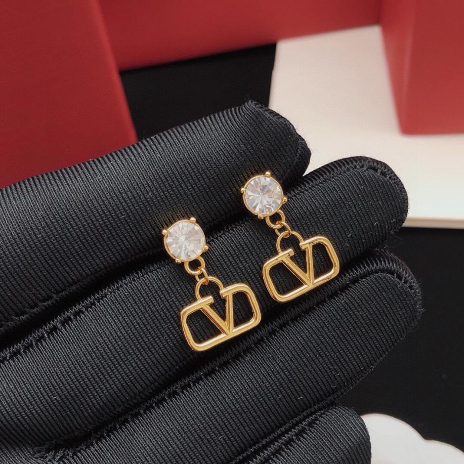 replica,repliche,fake,1:1,earrings,bracelet,ring,jewelry Orecchini Valentino con diamante bianco e diamante rosa lucido a forma di V (4O63B) replica,repliche,fake,1:1,earrings,bracelet,ring,jewelry Orecchini Valentino con diamante bianco e diamante rosa lucido a forma di V (4O63B)