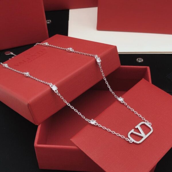 replica,repliche,fake,1:1,earrings,bracelet,ring,jewelry Collana Valentino modello ultimo in argento con catena a V e diamanti, materiale in ottone ZP lucido (6J2RM)
