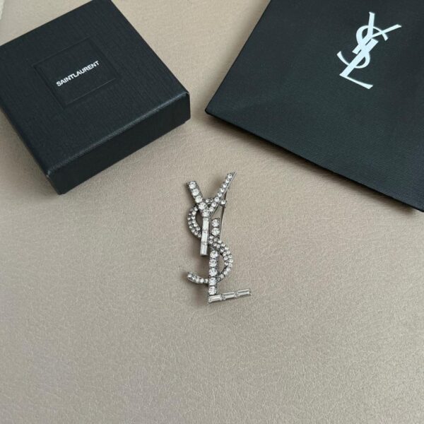 replica,repliche,fake,1:1,earrings,bracelet,ring,jewelry Spilla con lettera YSL (XASRM)