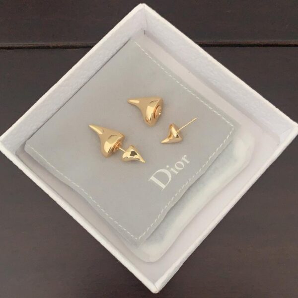 Gli ultimi orecchini in oro chiaro di Dior, in linea con il materiale in ottone ZP (XDR3P)