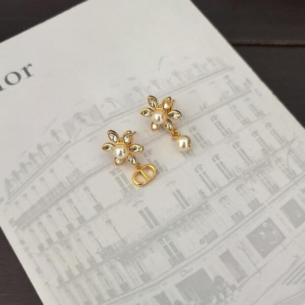 replica,repliche,fake,1:1,earrings,bracelet,ring,jewelry Gli ultimi orecchini a forma di fiore di cristallo di Dior, in ottone ZP (7JVK8)