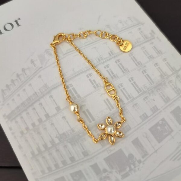L'ultimo bracciale con fiori di cristallo di Dior, materiale in ottone ZP uniforme (9993S)