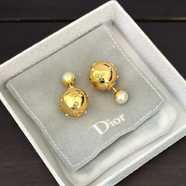 Gli ultimi orecchini di perle grandi e piccole color oro di Dior, in ottone ZP (XAPKP)