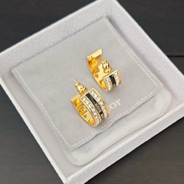 replica,repliche,fake,1:1,earrings,bracelet,ring,jewelry Gli ultimi ganci per orecchini a forma di lettera nera con diamanti quadrati di Dior sono realizzati in ottone ZP (53D9N)