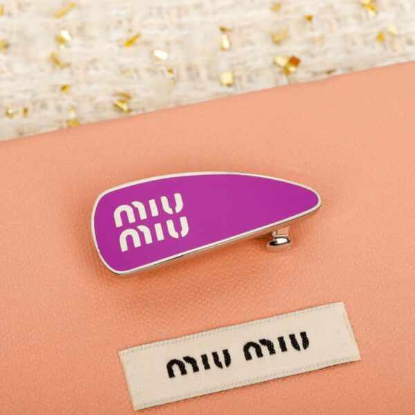 replica,repliche,fake,1:1,earrings,bracelet,ring,jewelry Forcina per capelli con lettera smaltata colorata Miu Miu (8QWWO)