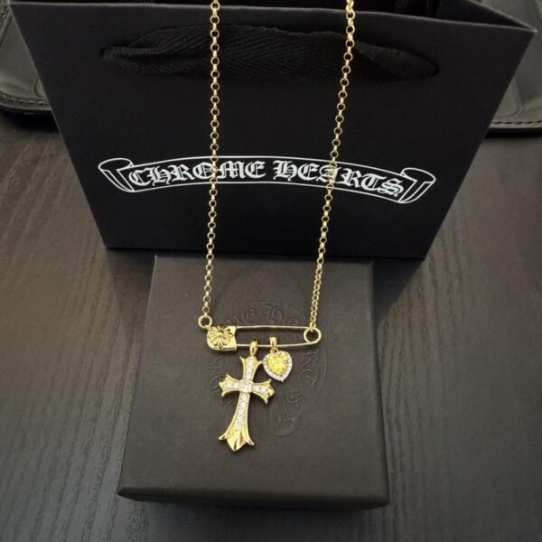 replica,repliche,fake,1:1,earrings,bracelet,ring,jewelry Collana con croce di diamanti bianchi e spilla Chrome Hearts di nuova qualità (83ZAK)