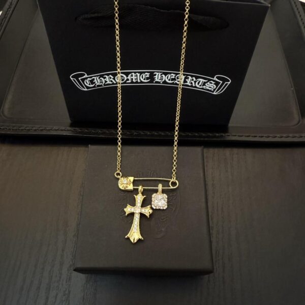 replica,repliche,fake,1:1,earrings,bracelet,ring,jewelry Collana con croce di diamanti bianchi e spilla Chrome Hearts di nuova qualità (LWA2M)