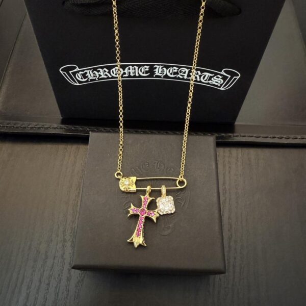 replica,repliche,fake,1:1,earrings,bracelet,ring,jewelry Nuova collana con croce di diamanti rosa con spilla Chrome Hearts di qualità (4J0T5)
