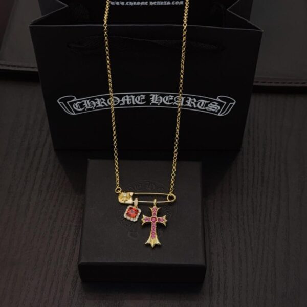 replica,repliche,fake,1:1,earrings,bracelet,ring,jewelry Nuova collana con croce di diamanti rosa con spilla Chrome Hearts di qualità (S15CA)