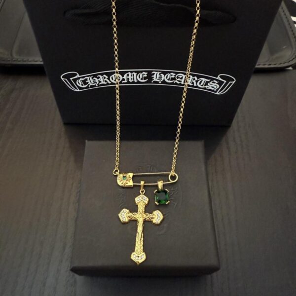 replica,repliche,fake,1:1,earrings,bracelet,ring,jewelry Collana con croce di diamanti verdi e spilla Chrome Hearts di nuova qualità (B00SN)