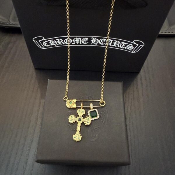 replica,repliche,fake,1:1,earrings,bracelet,ring,jewelry Collana con croce di diamanti verdi con spilla Chrome Hearts di nuova qualità (KW0R7)