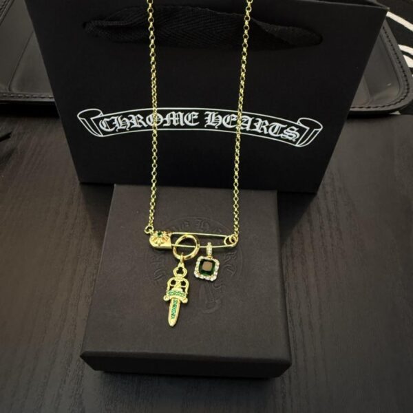 replica,repliche,fake,1:1,earrings,bracelet,ring,jewelry Nuova collana con spada e diamante verde con spilla Chrome Hearts di qualità (H3ELB)