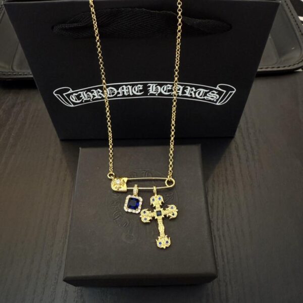 replica,repliche,fake,1:1,earrings,bracelet,ring,jewelry Nuova collana con croce di diamanti blu con spilla Chrome Hearts di qualità (QLVLP)