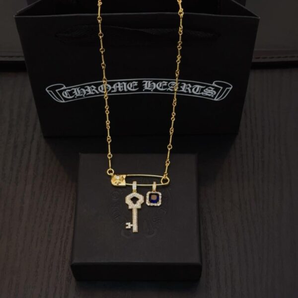 replica,repliche,fake,1:1,earrings,bracelet,ring,jewelry Nuova collana con chiave di diamante blu con spilla Chrome Hearts Ma Huo (VADMG)