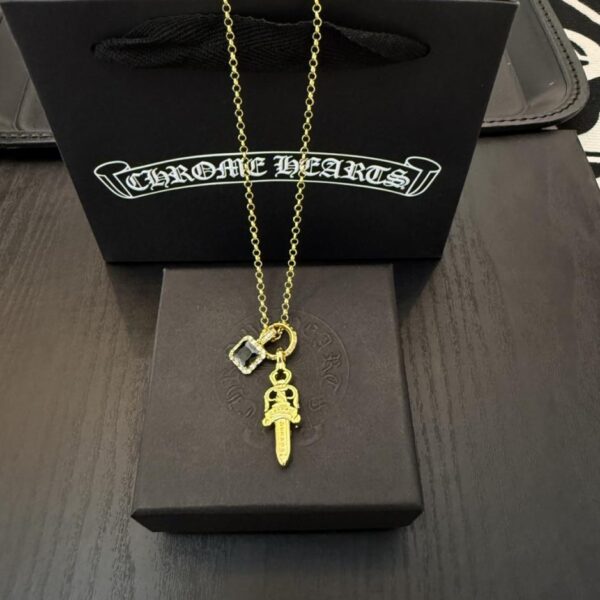 replica,repliche,fake,1:1,earrings,bracelet,ring,jewelry Nuova collana con spada di diamanti quadrati neri Chrome Hearts di qualità da banco (HAZER)