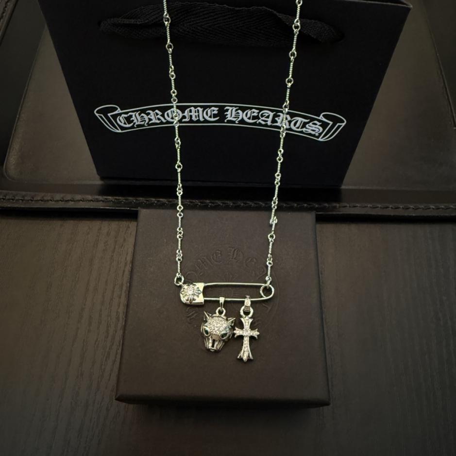 replica,repliche,fake,1:1,earrings,bracelet,ring,jewelry Collana con spilla di sicurezza a forma di croce con cuori cromati di qualità da banco (2ZCSW) replica,repliche,fake,1:1,earrings,bracelet,ring,jewelry Collana con spilla di sicurezza a forma di croce con cuori cromati di qualità da banco (2ZCSW)