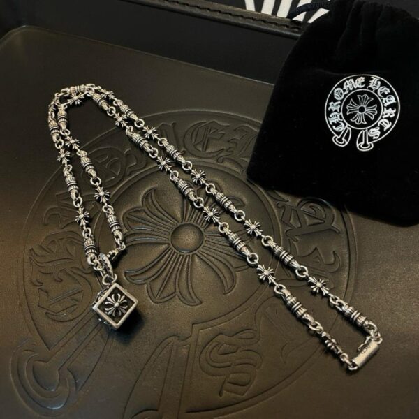 replica,repliche,fake,1:1,earrings,bracelet,ring,jewelry Collana con ciondolo a dado con torsione vintage classico Chrome Hearts, nuova qualità (LN80P)