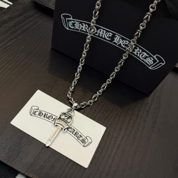 replica,repliche,fake,1:1,earrings,bracelet,ring,jewelry Nuova collana multi-elemento retrò con ciondolo a spada Chrome Hearts di alta qualità (F4D6X)