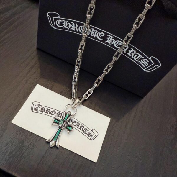 replica,repliche,fake,1:1,earrings,bracelet,ring,jewelry Nuova collana con fibbia a forma di lettera retrò classica Chrome Hearts, di qualità da banco, con ciondolo a forma di croce con cuore di diamanti verdi (P7NW7)
