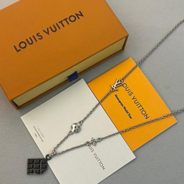 replica,repliche,fake,1:1,earrings,bracelet,ring,jewelry Ciondolo LV Chocolate Bar con diversi quadrati incisi con lettere LV e fiori Monogram (J0G1I)
