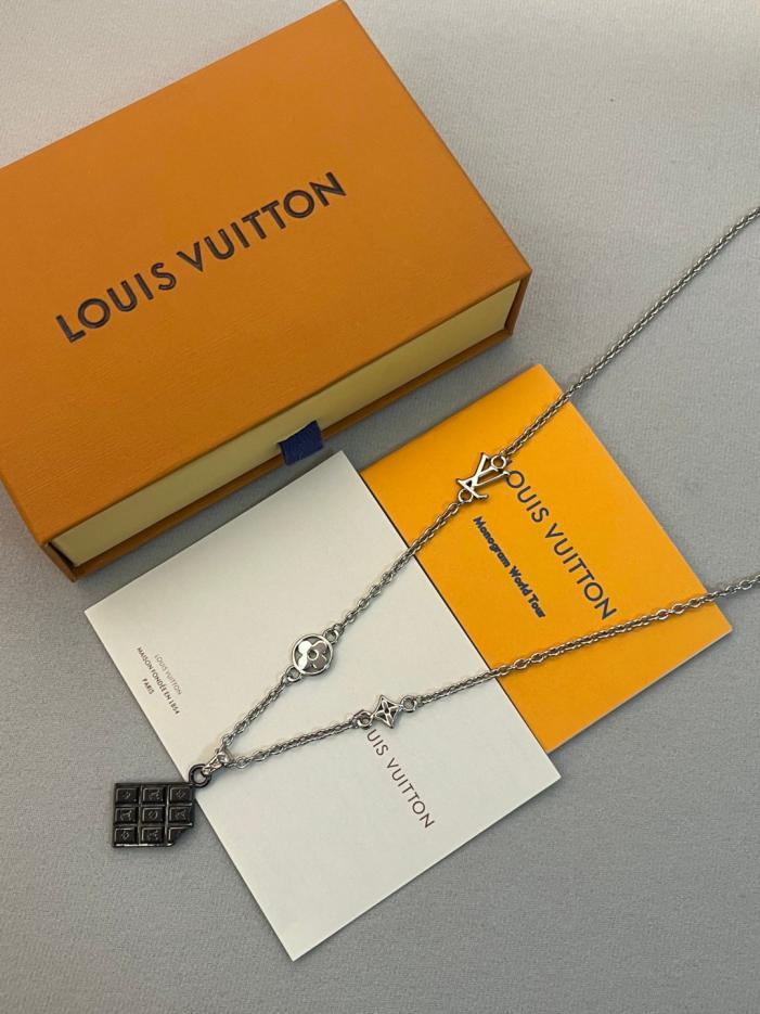 replica,repliche,fake,1:1,earrings,bracelet,ring,jewelry Ciondolo LV Chocolate Bar con diversi quadrati incisi con lettere LV e fiori Monogram (J0G1I) replica,repliche,fake,1:1,earrings,bracelet,ring,jewelry Ciondolo LV Chocolate Bar con diversi quadrati incisi con lettere LV e fiori Monogram (J0G1I)