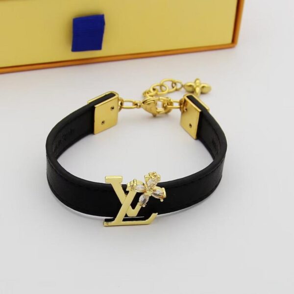 replica,repliche,fake,1:1,earrings,bracelet,ring,jewelry Bracciale in pelle con fiore vecchio LV, arrivato il braccialetto in pelle aperto (BTCCO)