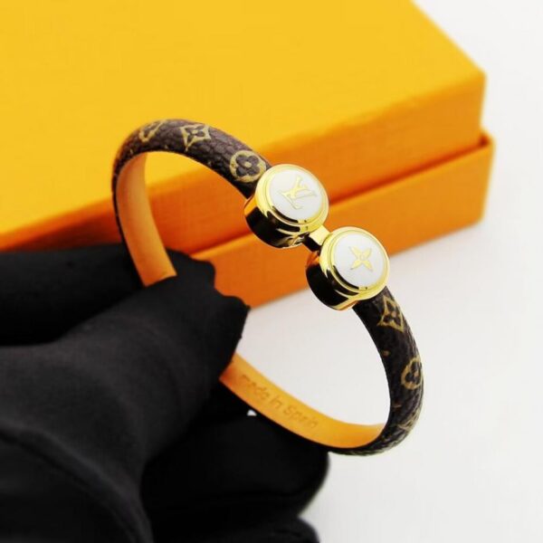 replica,repliche,fake,1:1,earrings,bracelet,ring,jewelry Bracciale in pelle con fiore antico LV, bracciale in pelle aperto, arrivo (SMR2R)