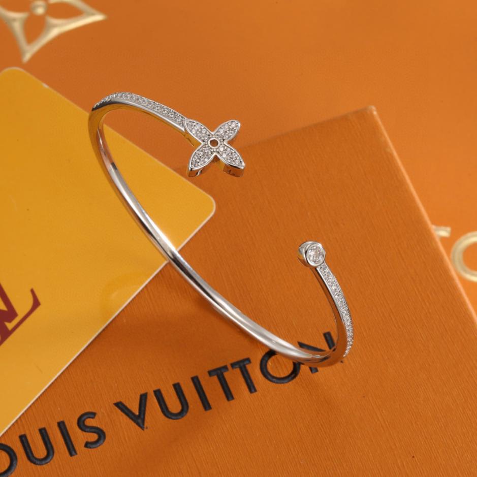 replica,repliche,fake,1:1,earrings,bracelet,ring,jewelry Bracciale semplice Louis Vuitton (5DPMQ) replica,repliche,fake,1:1,earrings,bracelet,ring,jewelry Bracciale semplice Louis Vuitton (5DPMQ)