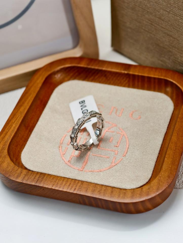 replica,repliche,fake,1:1,earrings,bracelet,ring,jewelry Versione da banco Bulgari con anello a singolo anello con osso di serpente, versione interamente in diamanti, versione migliorata, materiale argento V oro, realizzato con diamante ad alto tenore di carbonio 5A (5PIUQ) replica,repliche,fake,1:1,earrings,bracelet,ring,jewelry Versione da banco Bulgari con anello a singolo anello con osso di serpente, versione interamente in diamanti, versione migliorata, materiale argento V oro, realizzato con diamante ad alto tenore di carbonio 5A (5PIUQ)