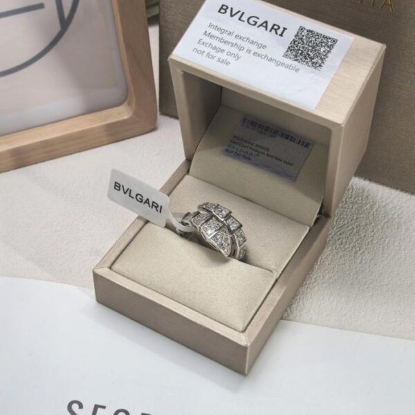 replica,repliche,fake,1:1,earrings,bracelet,ring,jewelry Anello Bvlgari a doppio cerchio con osso di serpente, versione grande, interamente in diamanti, versione migliorata, materiale argento, oro V, diamante ad alto tenore di carbonio 5A (Y2TNO)