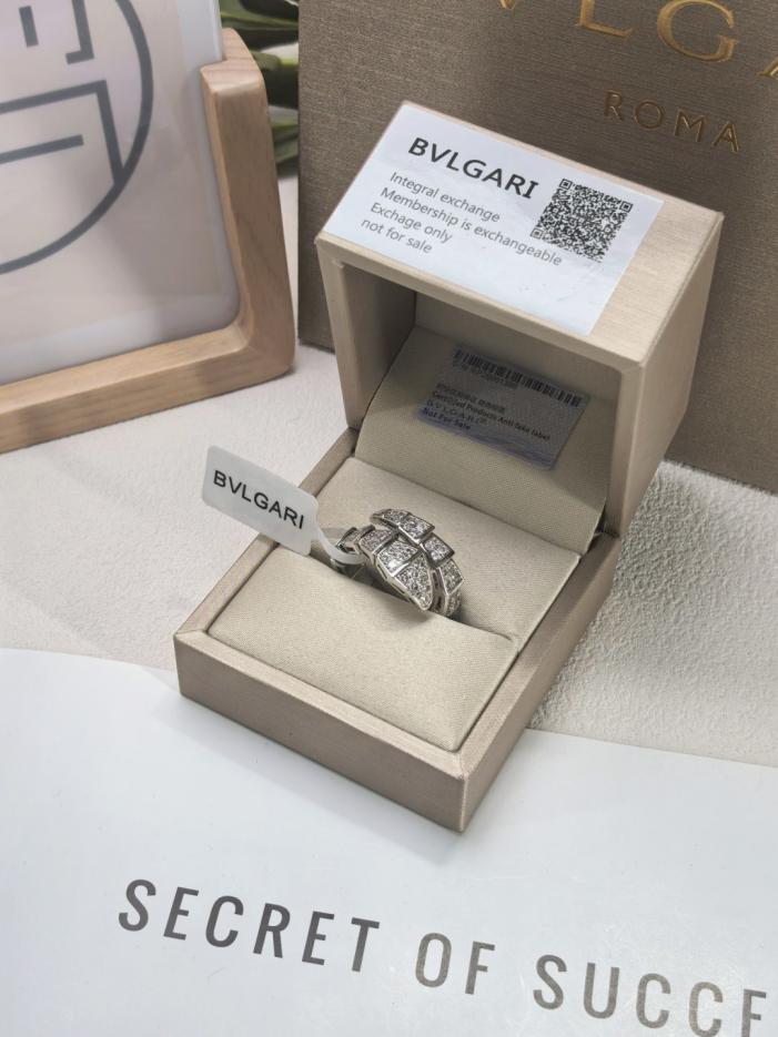 replica,repliche,fake,1:1,earrings,bracelet,ring,jewelry Anello Bvlgari a doppio cerchio con osso di serpente, versione grande, interamente in diamanti, versione migliorata, materiale argento, oro V, diamante ad alto tenore di carbonio 5A (Y2TNO) replica,repliche,fake,1:1,earrings,bracelet,ring,jewelry Anello Bvlgari a doppio cerchio con osso di serpente, versione grande, interamente in diamanti, versione migliorata, materiale argento, oro V, diamante ad alto tenore di carbonio 5A (Y2TNO)