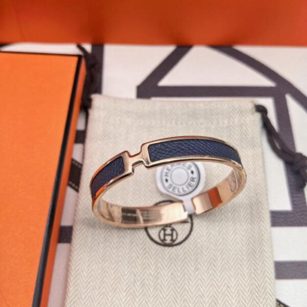 replica,repliche,fake,1:1,earrings,bracelet,ring,jewelry Versione da banco Hermès cinturino in pelle blu scuro nuova versione aggiornata (V42RZ)