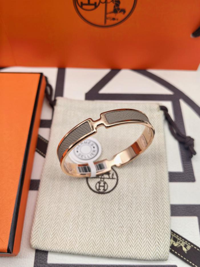 replica,repliche,fake,1:1,earrings,bracelet,ring,jewelry Bracciale Hermès in pelle grigia, versione Counter, nuova versione aggiornata (KZY4W) replica,repliche,fake,1:1,earrings,bracelet,ring,jewelry Bracciale Hermès in pelle grigia, versione Counter, nuova versione aggiornata (KZY4W)