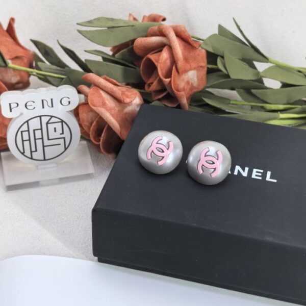 Orecchini Chanel Double C con fibbia in perle smaltate, versione controfigura, versione rosa, perle in resina naturale perlescente (28VUI)