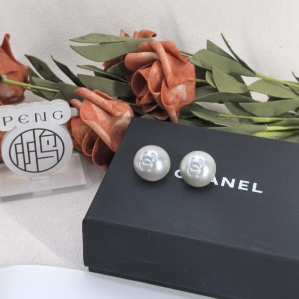 Versione controfigura Orecchini con fibbia in perle smaltate Double C Chanel Versione cava Perle in resina naturale perlescente (WQ9Y5)