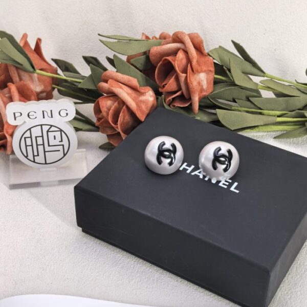 Versione Counter Chanel Orecchini con fibbia in perle e smalto Double C Versione nera Perle in resina naturale perlescente Double C in smalto (9N2IN)