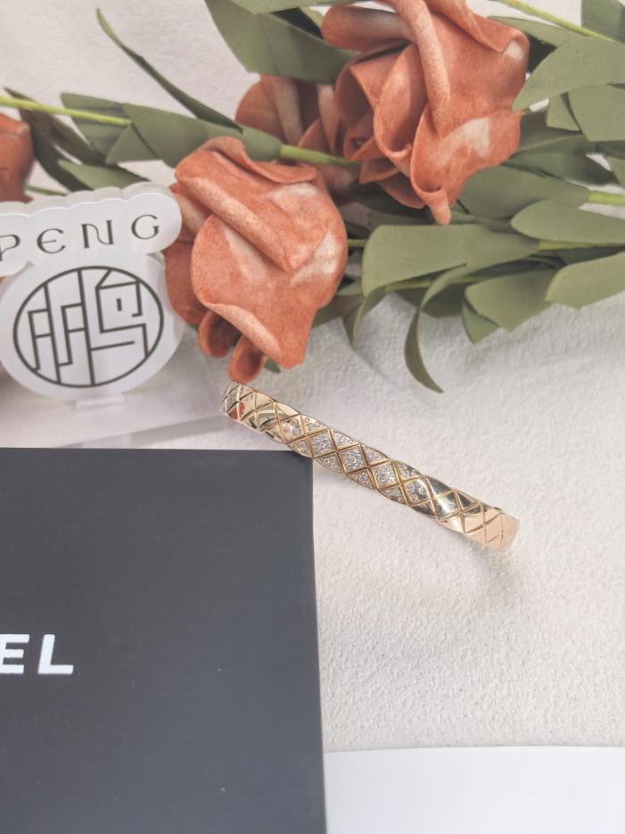 replica,repliche,fake,1:1,earrings,bracelet,ring,jewelry Bracciale Chanel con diamanti, versione da banco, mezzo diamante, versione larga, placcato oro 18 carati, colore spesso preservato (Q30QK) replica,repliche,fake,1:1,earrings,bracelet,ring,jewelry Bracciale Chanel con diamanti, versione da banco, mezzo diamante, versione larga, placcato oro 18 carati, colore spesso preservato (Q30QK)