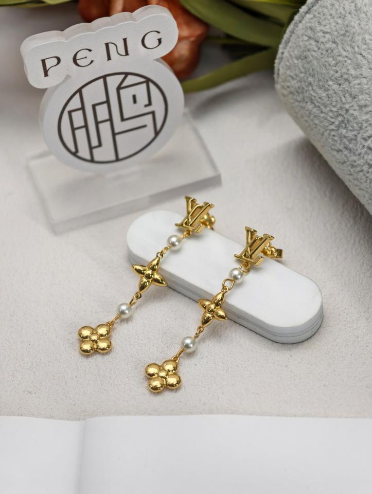 replica,repliche,fake,1:1,earrings,bracelet,ring,jewelry Orecchini a forma di fiore con perle LV, ottone di alta qualità, perle di resina (KBM35) replica,repliche,fake,1:1,earrings,bracelet,ring,jewelry Orecchini a forma di fiore con perle LV, ottone di alta qualità, perle di resina (KBM35)