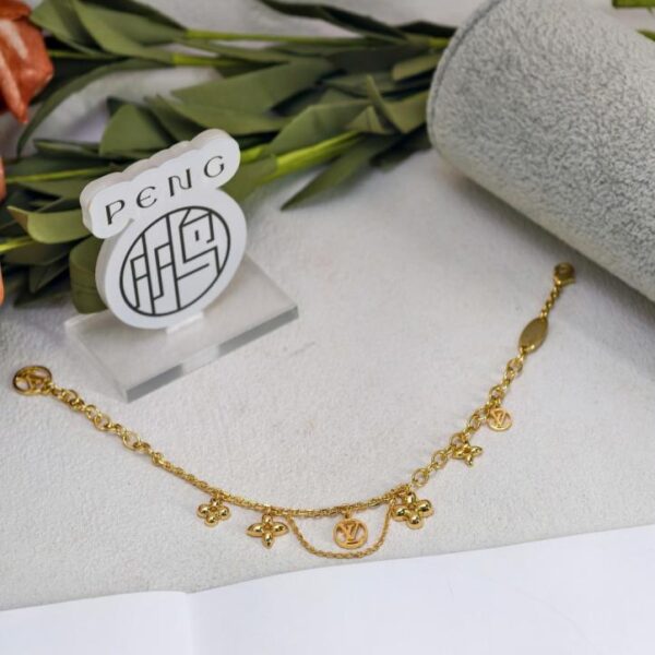 replica,repliche,fake,1:1,earrings,bracelet,ring,jewelry Bracciale LV con fiore in ottone placcato oro vero, piccolo ciondolo a forma di quadrifoglio con logo coerente (KFWE9)