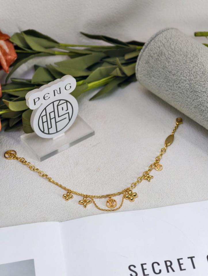 replica,repliche,fake,1:1,earrings,bracelet,ring,jewelry Bracciale LV con fiore in ottone placcato oro vero, piccolo ciondolo a forma di quadrifoglio con logo coerente (KFWE9) replica,repliche,fake,1:1,earrings,bracelet,ring,jewelry Bracciale LV con fiore in ottone placcato oro vero, piccolo ciondolo a forma di quadrifoglio con logo coerente (KFWE9)