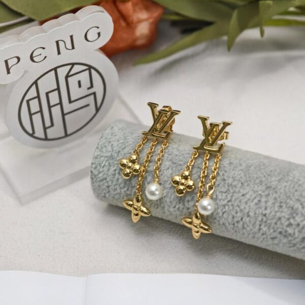 replica,repliche,fake,1:1,earrings,bracelet,ring,jewelry Versione da banco LV, orecchini con nappa a forma di fiore e perle, nuovi, di alta qualità, in ottone e resina, perle (V02A0)