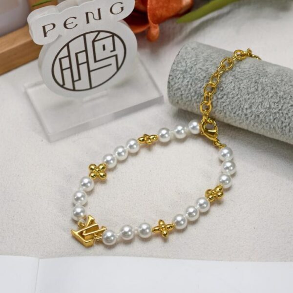 replica,repliche,fake,1:1,earrings,bracelet,ring,jewelry Bracciale LV in oro con fiore e perle, nuovo, di alta qualità, in ottone e resina, con perle (19ALI)