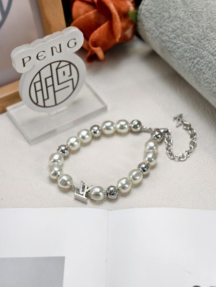 replica,repliche,fake,1:1,earrings,bracelet,ring,jewelry Nuovo bracciale di perle LV con catena in lega e perla naturale (YM18S) replica,repliche,fake,1:1,earrings,bracelet,ring,jewelry Nuovo bracciale di perle LV con catena in lega e perla naturale (YM18S)
