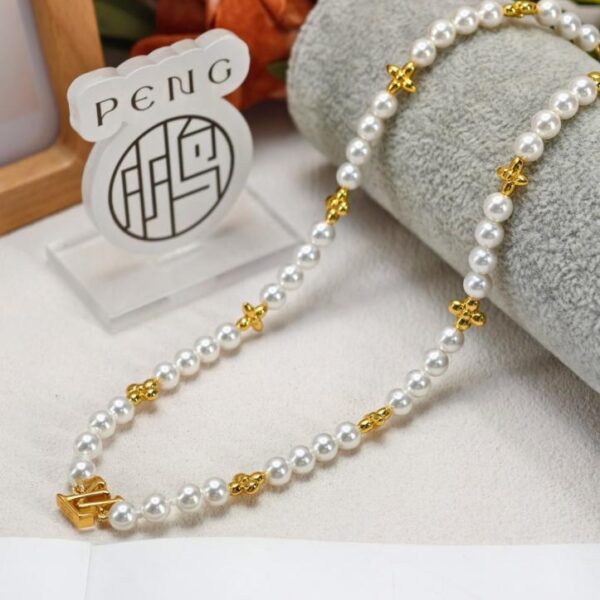 replica,repliche,fake,1:1,earrings,bracelet,ring,jewelry Collana LV Gold Flower Pearl Nuova, in ottone e resina di alta qualità, con perle (LW26W)